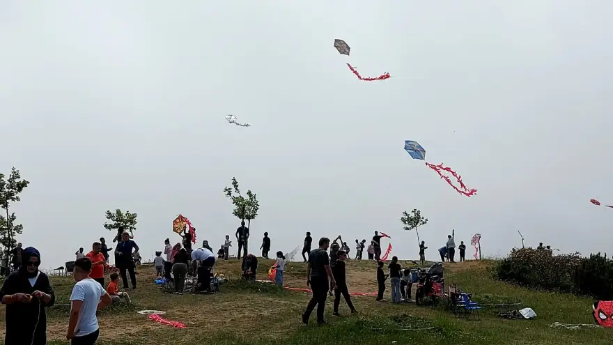 Çocuklar Gökyüzünü Boyadı...