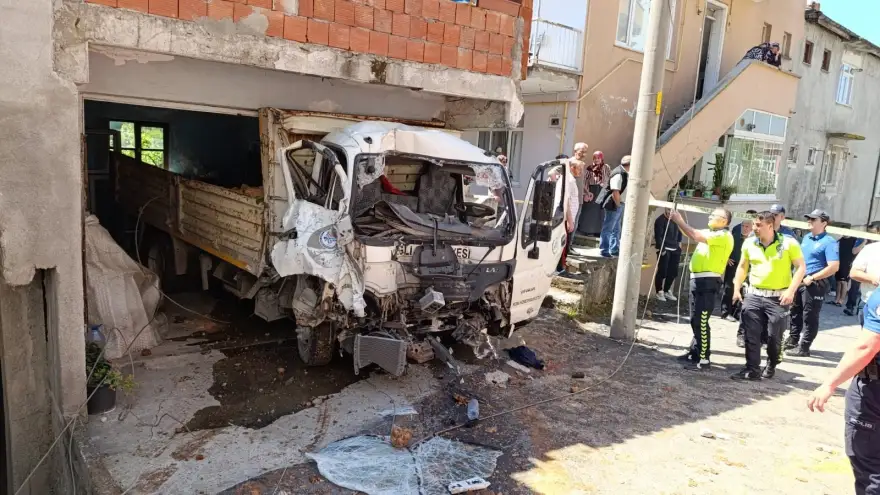 Freni patlayan kamyonet önce direğe çarptı sonra garaja girdi..