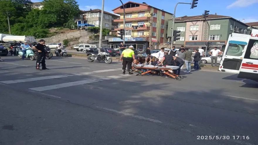 Yolun karşısına geçmek isteyen yayaya otomobil çarptı...