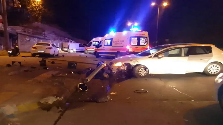 Önce kaldırıma sonra direğe çarptı..