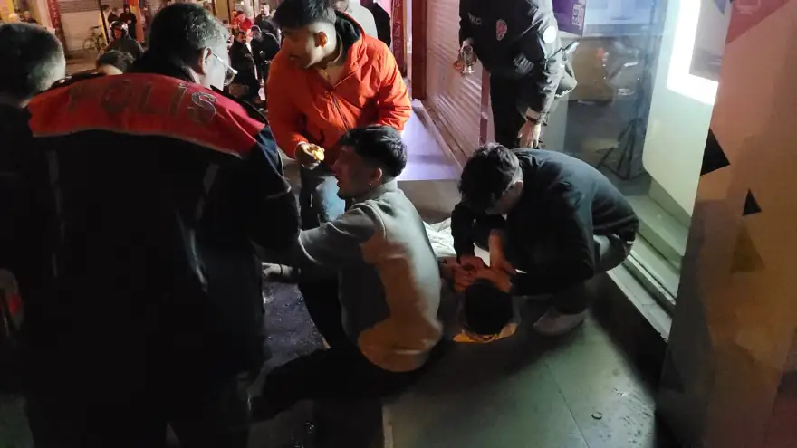 Tuvaletin kapısını çalan gençlere bıçaklı saldırı