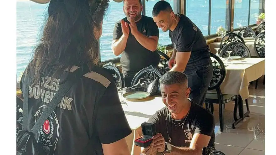 Arkadaşlarının yanında evlilik teklifi yaptı
