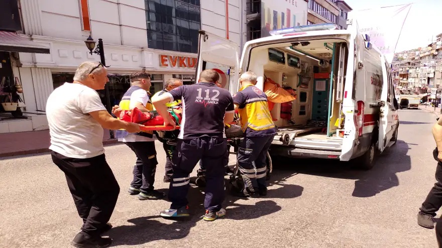 Otomobil yolun karşısına geçmek isteyen yayaya çarptı...