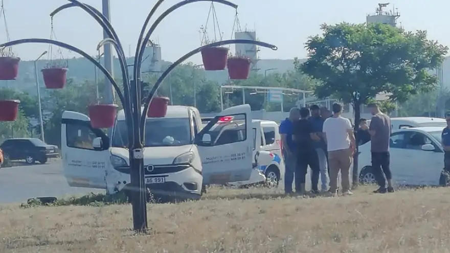 Otomobil ile hafif ticari araç çarpıştı: 1 Yaralı