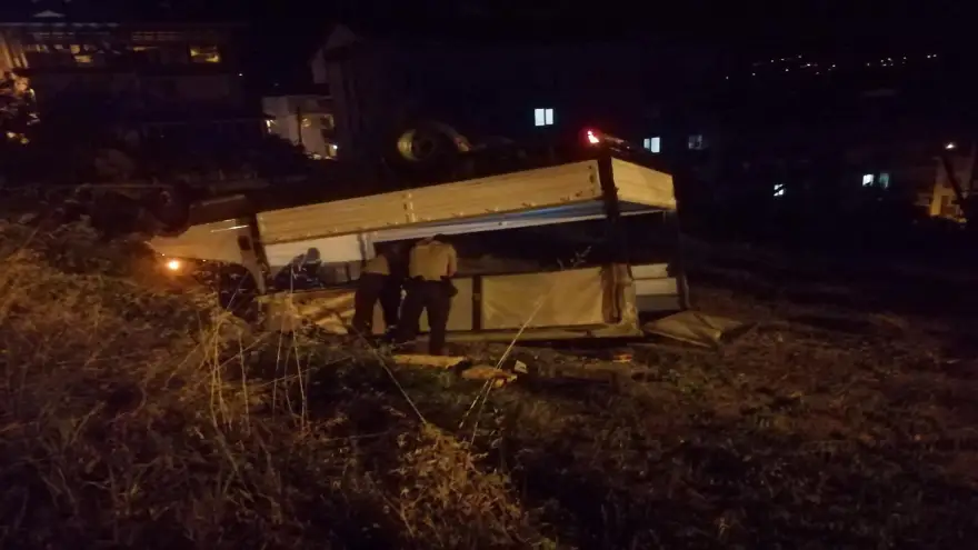 Alaplı'da kamyonet takla attı..