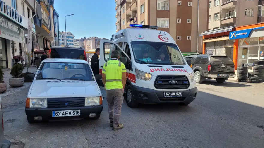 Kamyonet sürücüsünün açtığı kapıya çarparak yaralandı...