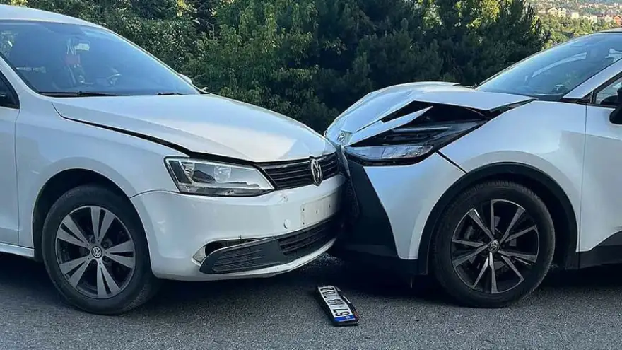 İki otomobil kafa kafaya çarpıştı