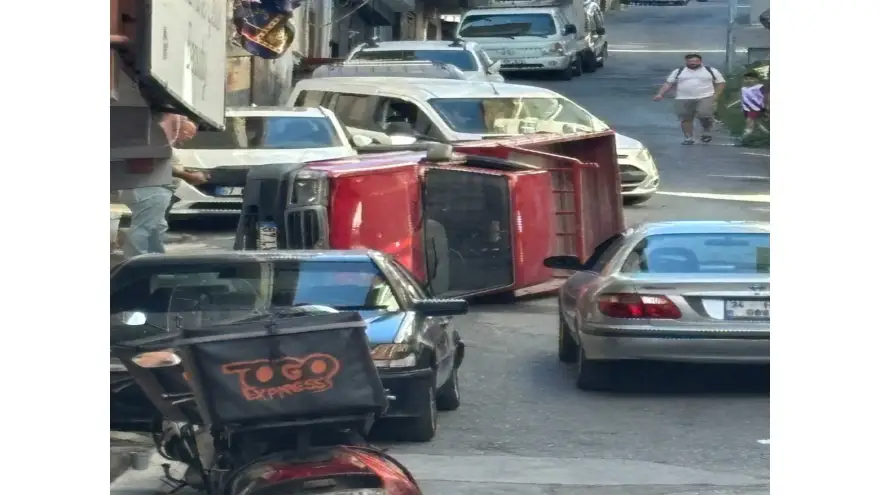 Kontrolden çıkan pikap park halindeki araçlara vurdu..