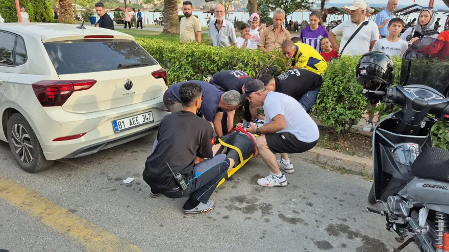 Motosiklet park halindeki otomobile çarptı.