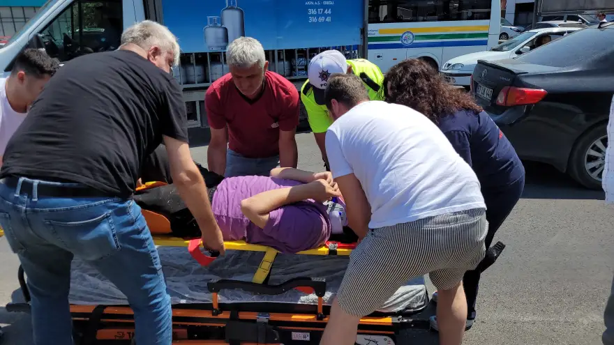 Motosiklet ile otomobil birbirlerine yol vermek isterken çarpıştı