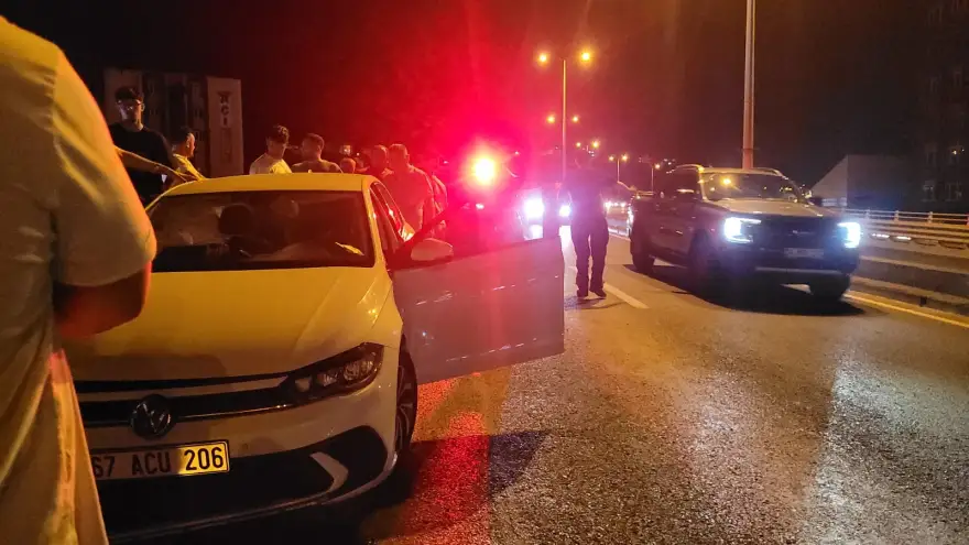 100 metre sürüklenen otomobil bariyerlere çarparak durabildi..