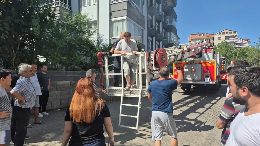 1’i çocuk 5 kişi itfaiye vinciyle tahliye edildi...