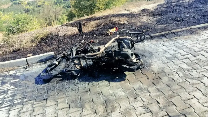 Seyir halindeki motosiklet alevlere teslim oldu..