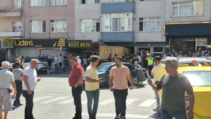 Freni patlayan hafriyat kamyonu iş yerine girdi..