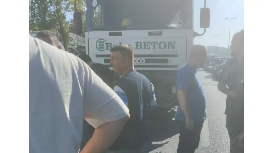 Mikser altında kalan motosiklet sürücüsü kurtarılamadı..