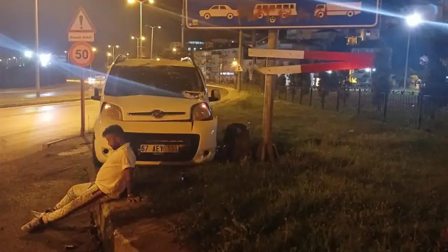 Alkollü sürücü yön levhalarına çarparak durabildi..
