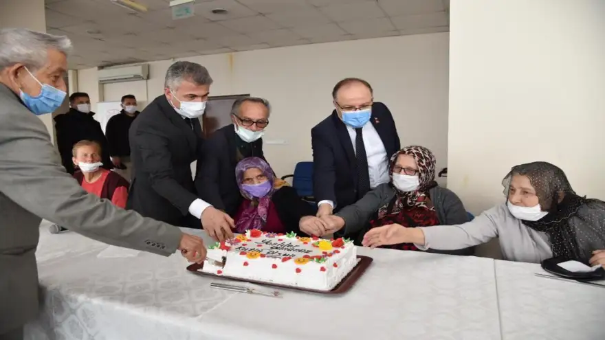 Vali Tutulmaz'tan huzurevine ziyaret