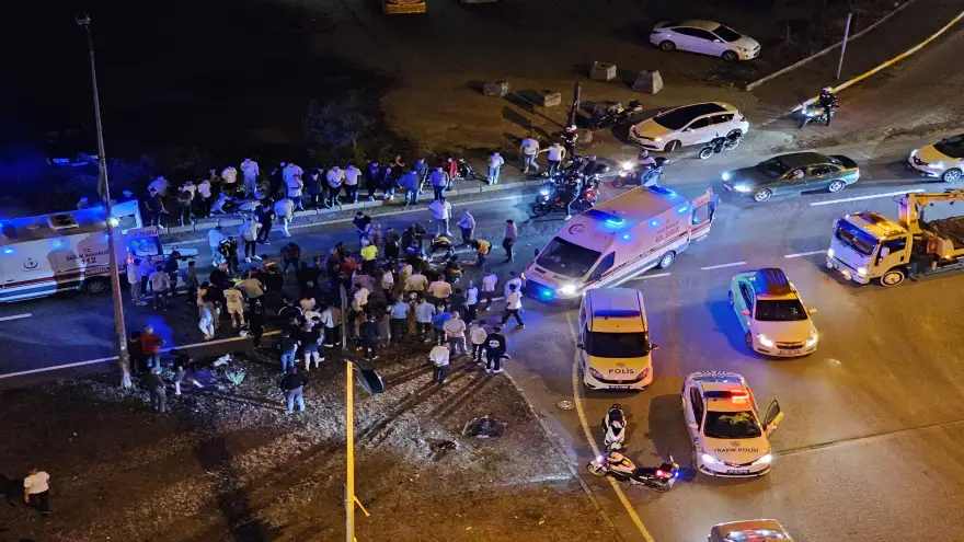 Hafif ticari kamyonet motosiklet ile çarpıştı 1'i ağır 3 yaralı ..