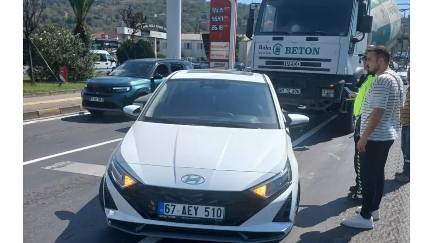 Beton mikseri araca çarptı, araç içindeki bebek yaralandı..