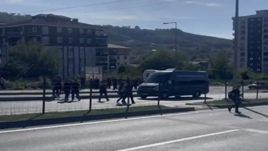 Öğrencilerin karşıdan karşıya tehlikeli geçişi..