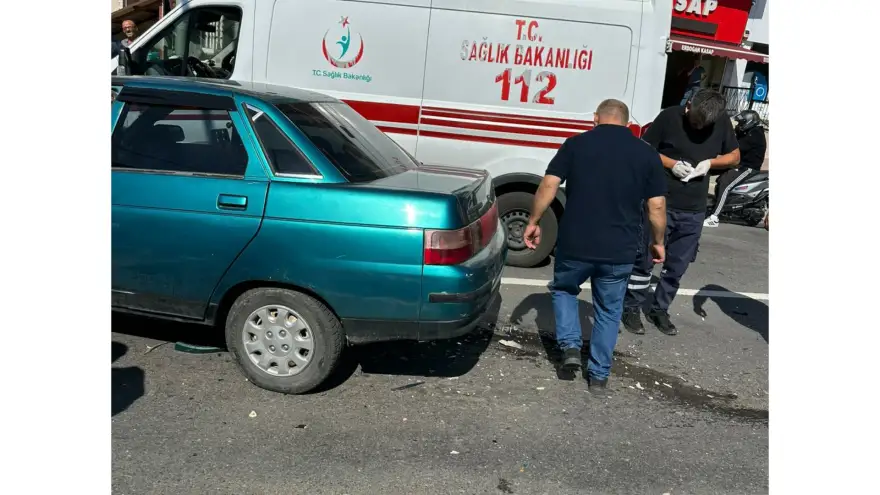 Otomobil kırmızı ışıkta bekleyen cipe çarptı..
