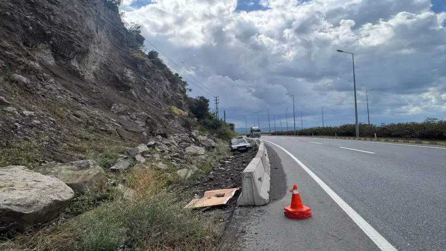 Direksiyon hakimiyetini kaybetti, bariyerlere girdi..