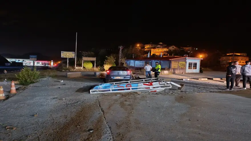 Reklam panosuna çarparak durabildi..