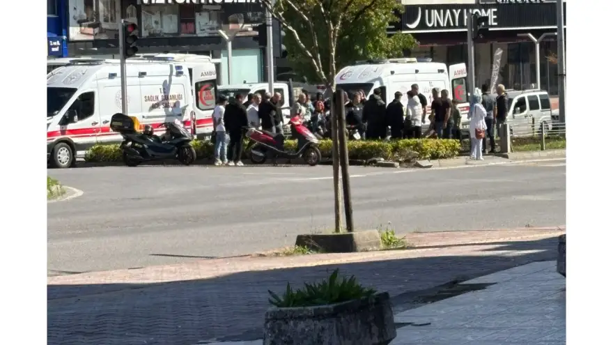 Motosiklet sürücüsü orta refüje çarparak durabildi..