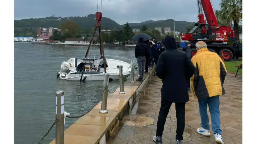 Bozahane Limanında  demirli bulunan mini yat battı...