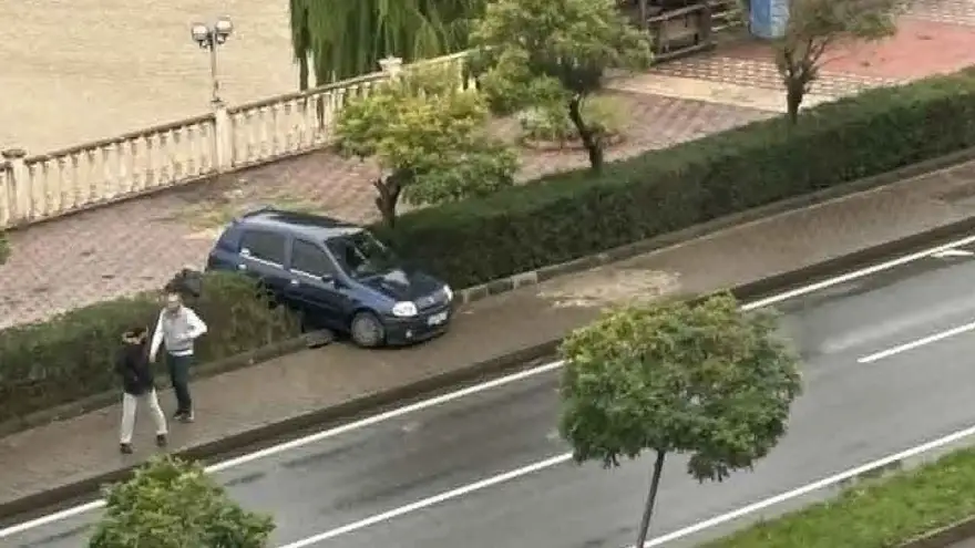 Kontrolden çıkan otomobil kaldırıma çıktı..