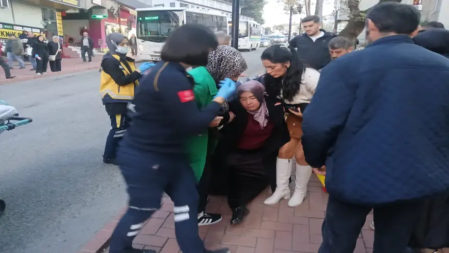 Motosiklet hatalı sollama yaptı yayaya çarptı..