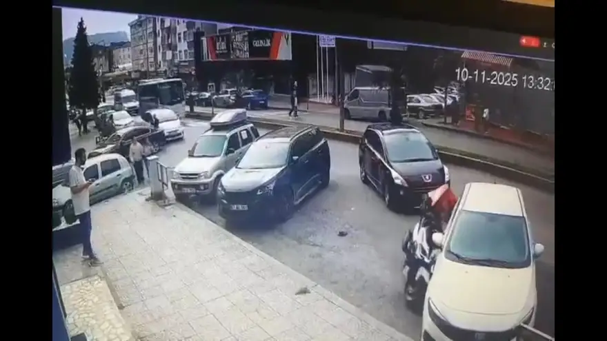 Motosiklet sürücüsü iki ayrı araca çarptı..