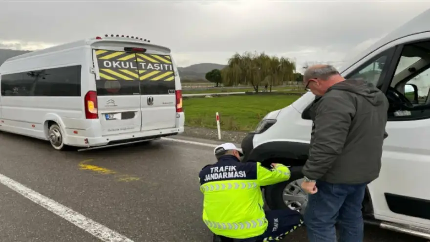 Jandarma Timlerince kış lastiği uygulaması yapıldı