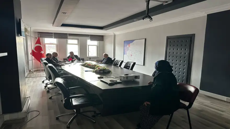 Kaymakam Yılmaz vatandaşları tek tek dinledi.