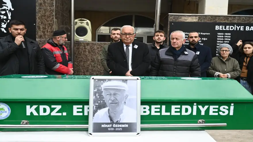 NİHAT ÖZDEMİR İÇİN BELEDİYE ÖNÜNDE TÖREN DÜZENLENDİ