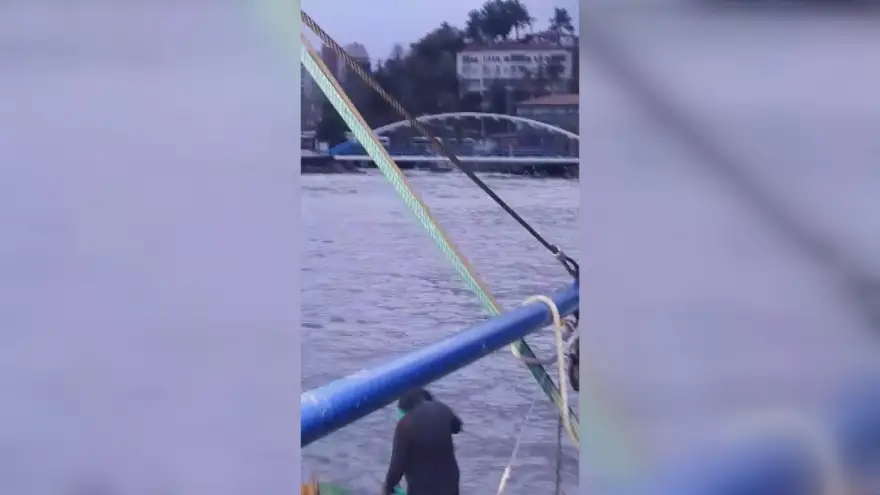 Dalgalarla sürüklenen tekne sahilde ki köprüye çarptı.