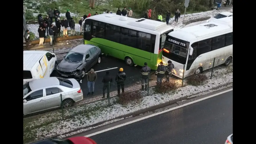 Yolda oluşan buzlanma nedeniyle 5 araç birbirine girdi