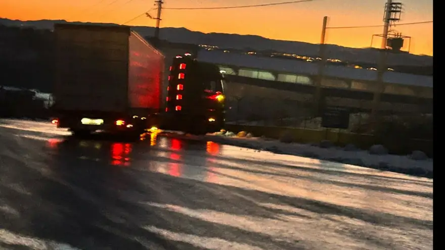 Tır buzlanmadan dolayı kaza yaptı..