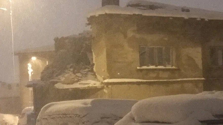 Kar yağışı nedeniyle metruk bina çöktü..