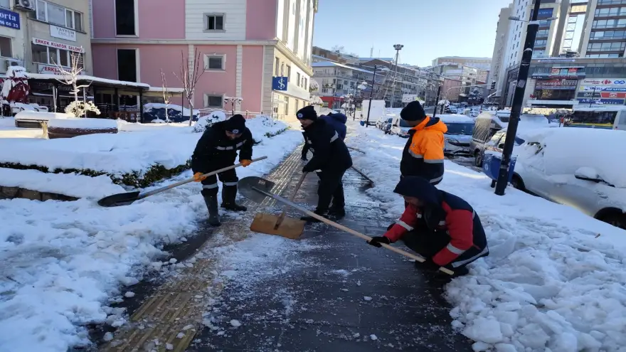 KDZ. EREĞLİ’DE YOLLAR VE KALDIRIMLAR KARDAN TEMİZLENİYOR
