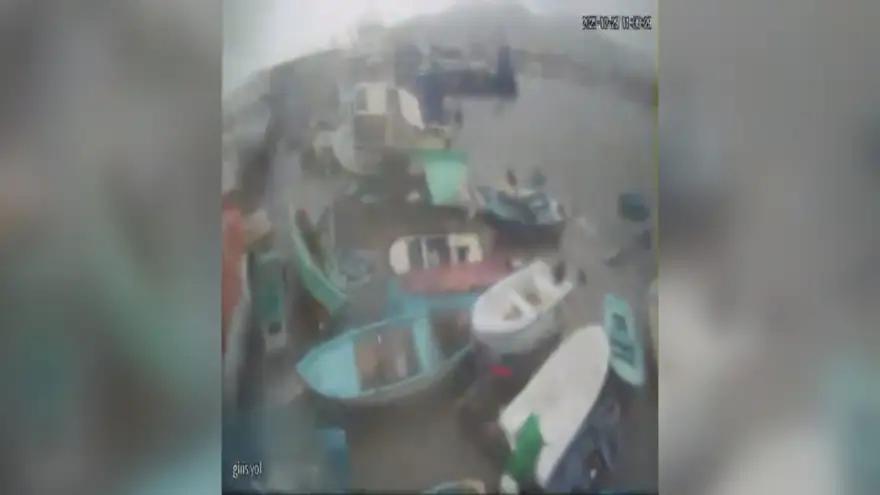 Ereğli limanında çıkan hortum tekneleri devirdi...