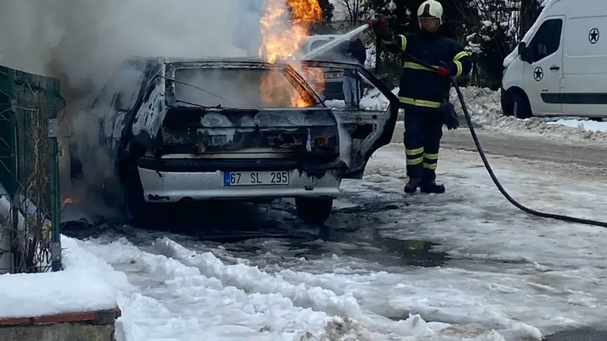 Park halindeki otomobil alevlere teslim oldu..