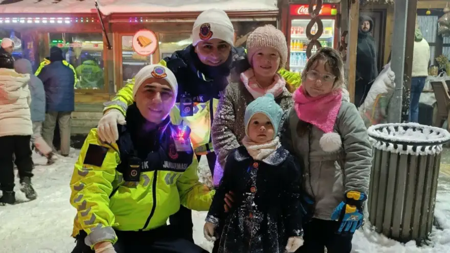 Jandarma trafik timi çocuklarla kar topu oynadı..