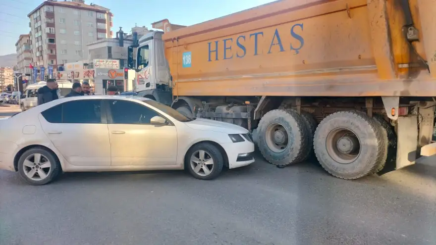 Hafriyat kamyonu ile otomobil çarpıştı...