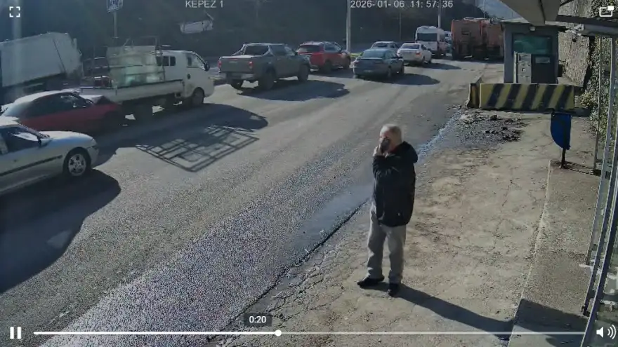 Duran trafiği fark etmedi, kamyonete çarptı...
