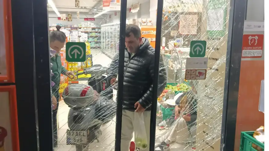 Motosiklet markete daldı..