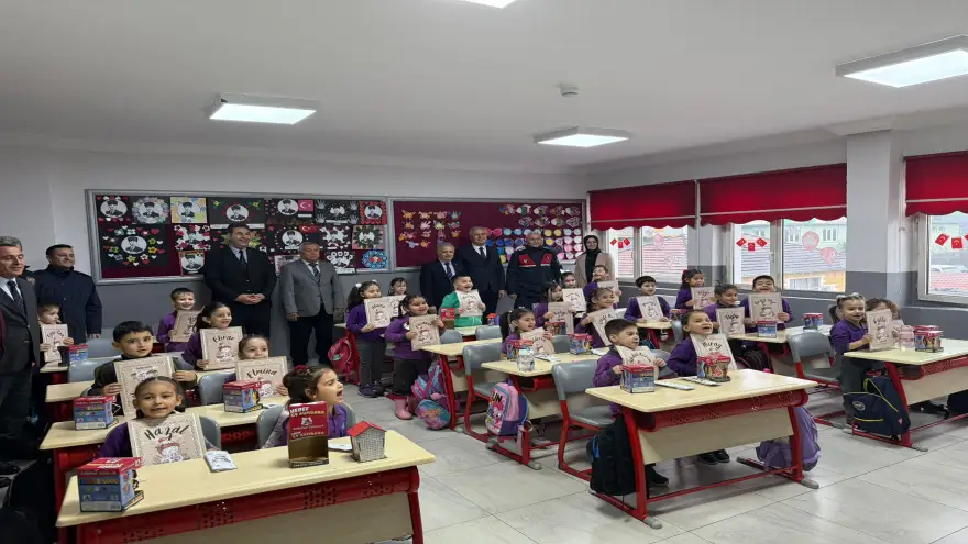 Kaymakam Yılmaz, öğrencilerin karne sevincine ortak oldu..