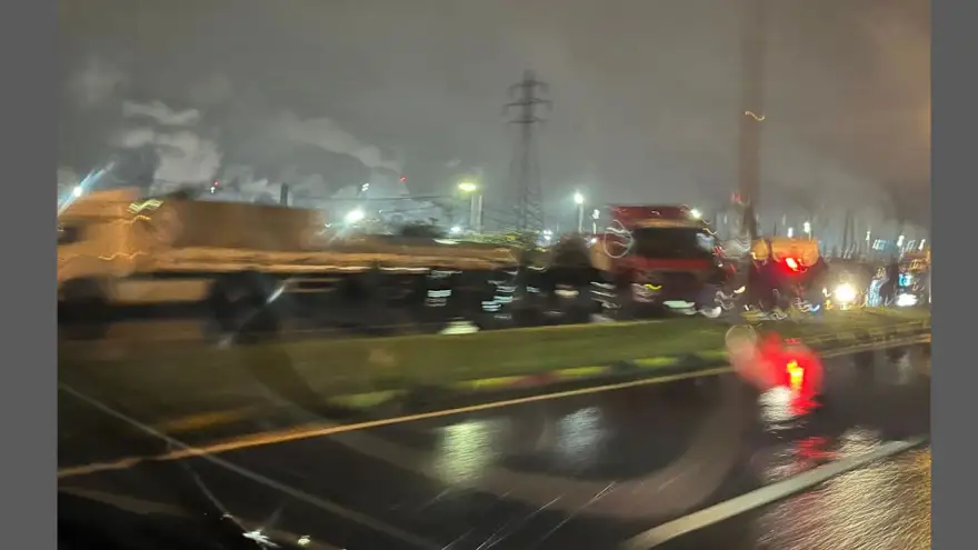 Tırı yolun ortasında bırakan sürücü kayıplara karıştı...