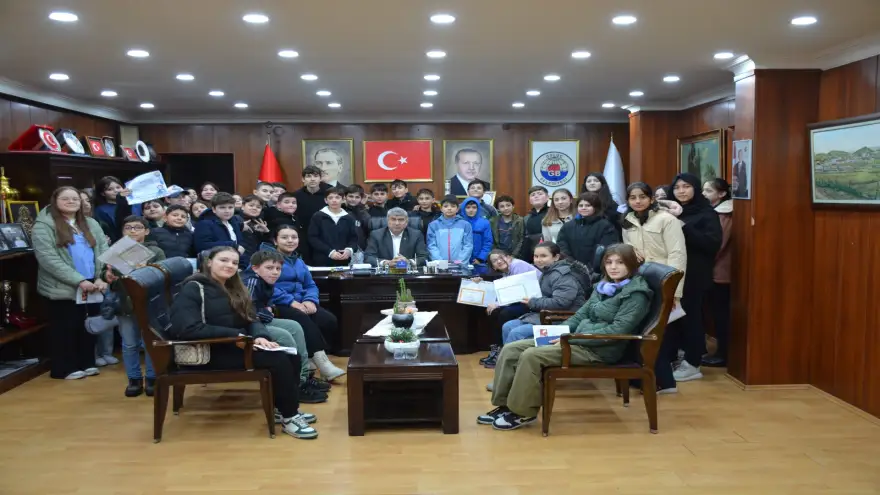 Başkan Kara, Karne Sevincine Ortak Oldu