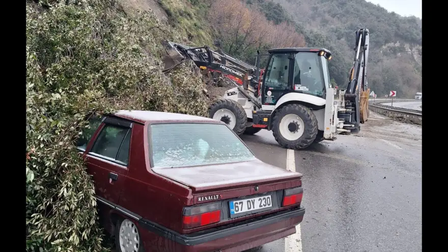 Alaplı - Ereğli yolunda korkutan heyelan